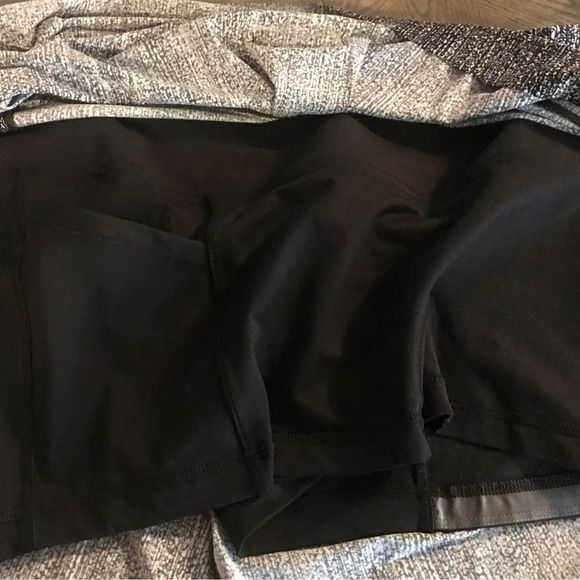 Lululemon Size 10 Black And White Pleated Skirt With Shorts Underneath Skorts - Picture 4 of 4